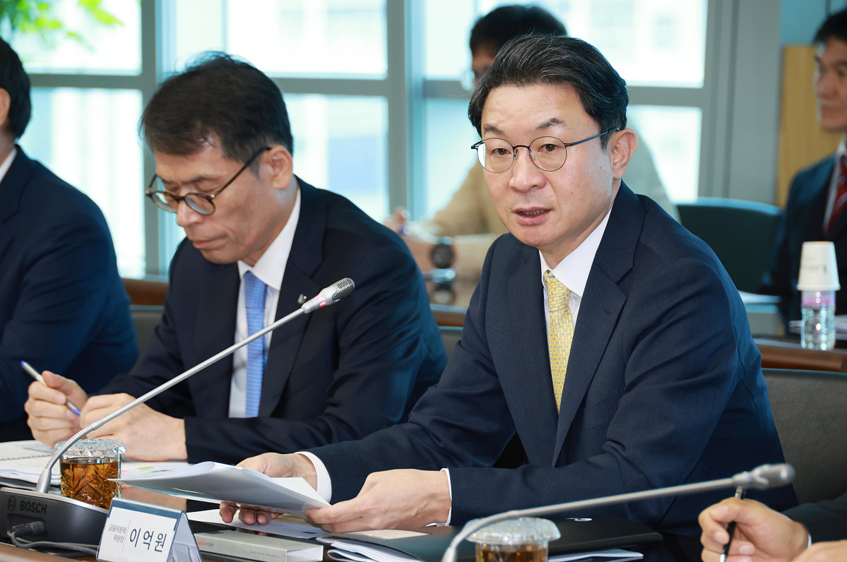 ▲이억원 금융위원장이 22일 오전 부산시 남구 부산은행 본점에서 '지역경제 활성화를 위한 지방우대 금융 간담회'을 열고 관계기관에 당부의 말을 전하고 있다. (사진제공=금융위원회)