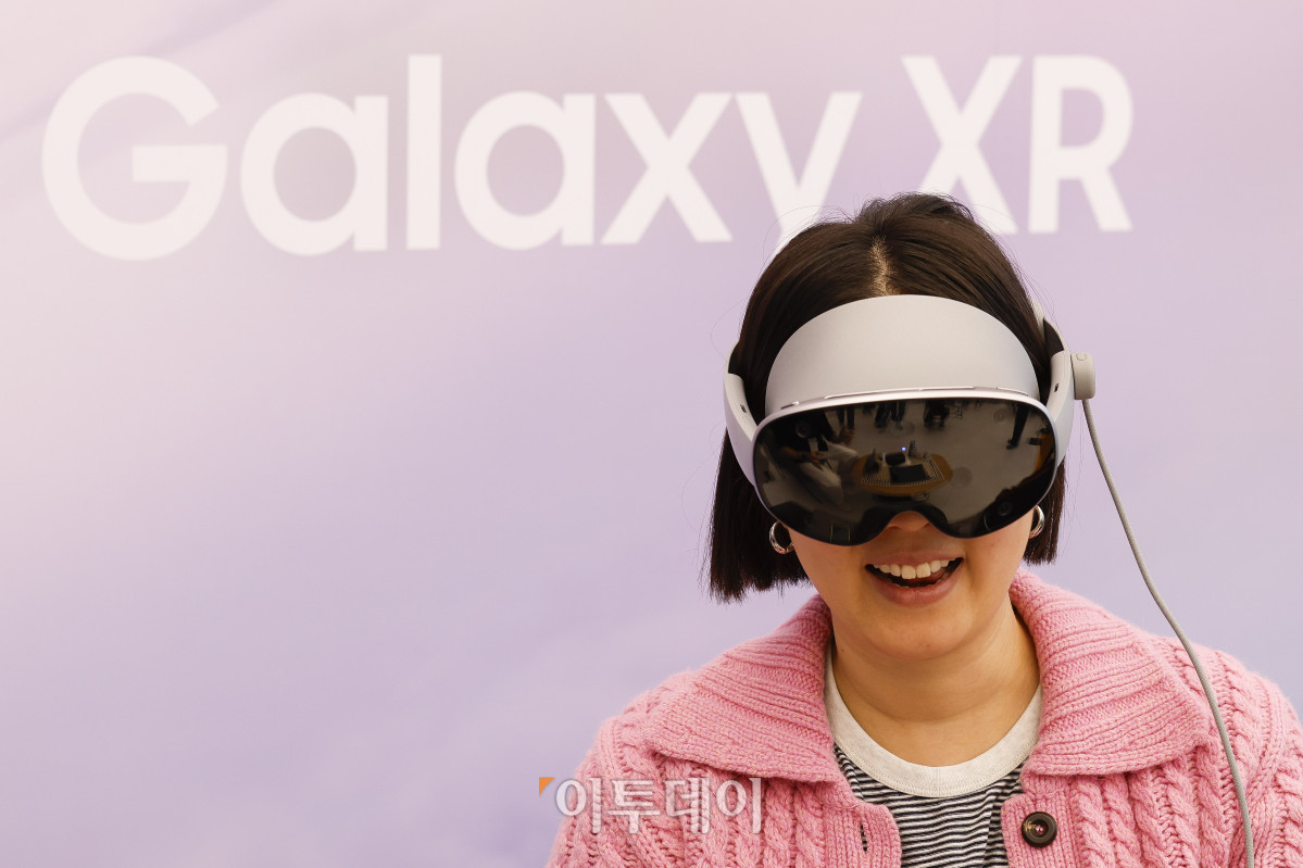 ▲22일 서울 서초구 삼성강남에서 열린 갤럭시 XR 미디어 브리핑에서 참관객이 갤럭시 XR을 체험하고 있다. 갤럭시 XR은 삼성전자와 구글, 퀄컴이 공동 개발한 안드로이드 XR 플랫폼을 최초로 탑재한 제품으로 물리적 제한없이 확장된 3차원의 공간에서 음성, 시선, 제스처 등으로 콘텐츠와 자연스럽게 직관적인 상호작용을 할 수 있다. 조현호 기자 hyunho@