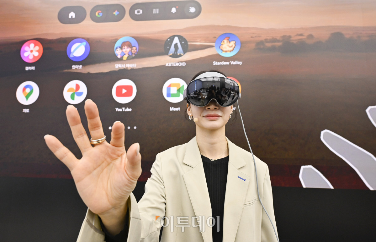 ▲22일 서울 서초구 삼성강남에서 열린 갤럭시 XR 미디어 브리핑에서 박유진 삼성전자 MX사업부 이머시브 PP그룹 프로가 갤럭시 XR을 시연하고 있다. 갤럭시 XR은 삼성전자와 구글, 퀄컴이 공동 개발한 안드로이드 XR 플랫폼을 최초로 탑재한 제품으로 물리적 제한없이 확장된 3차원의 공간에서 음성, 시선, 제스처 등으로 콘텐츠와 자연스럽게 직관적인 상호작용을 할 수 있다. 조현호 기자 hyunho@