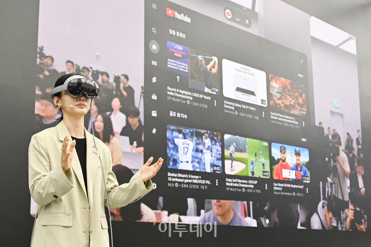 ▲22일 서울 서초구 삼성강남에서 열린 갤럭시 XR 미디어 브리핑에서 박유진 삼성전자 MX사업부 이머시브 PP그룹 프로가 갤럭시 XR을 시연하고 있다. 갤럭시 XR은 삼성전자와 구글, 퀄컴이 공동 개발한 안드로이드 XR 플랫폼을 최초로 탑재한 제품으로 물리적 제한없이 확장된 3차원의 공간에서 음성, 시선, 제스처 등으로 콘텐츠와 자연스럽게 직관적인 상호작용을 할 수 있다. 조현호 기자 hyunho@
