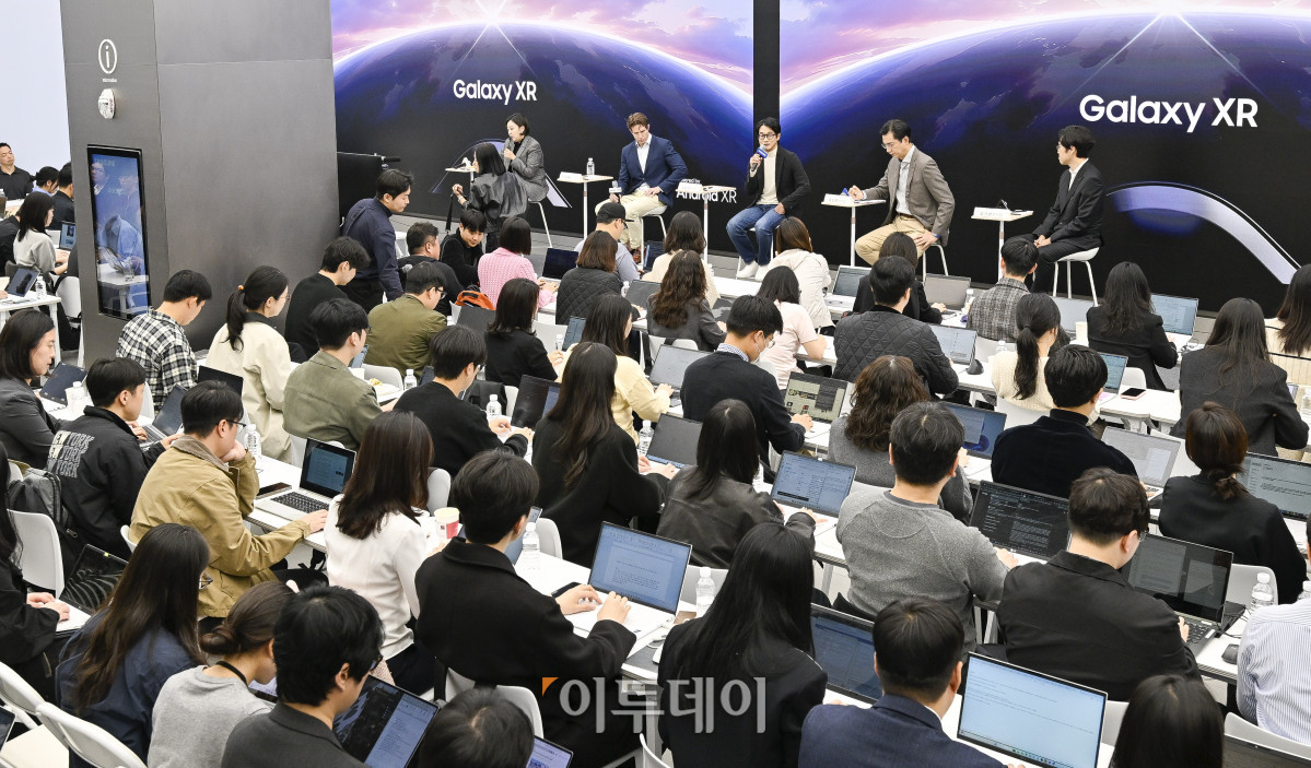 ▲임성택 삼성전자 한국총괄 부사장 등 참석자들이  22일 서울 서초구 삼성강남에서 열린 갤럭시 XR 미디어 브리핑에서 취재진의 질문에 답하고 있다. 갤럭시 XR은 삼성전자와 구글, 퀄컴이 공동 개발한 안드로이드 XR 플랫폼을 최초로 탑재한 제품으로 물리적 제한없이 확장된 3차원의 공간에서 음성, 시선, 제스처 등으로 콘텐츠와 자연스럽게 직관적인 상호작용을 할 수 있다. 조현호 기자 hyunho@