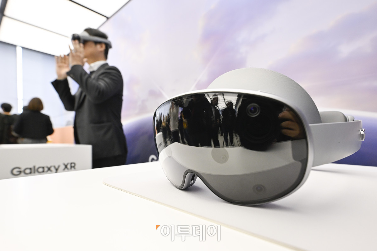 ▲22일 서울 서초구 삼성강남에서 열린 갤럭시 XR 미디어 브리핑에 갤럭시 XR이 전시되어 있다. 갤럭시 XR은 삼성전자와 구글, 퀄컴이 공동 개발한 안드로이드 XR 플랫폼을 최초로 탑재한 제품으로 물리적 제한없이 확장된 3차원의 공간에서 음성, 시선, 제스처 등으로 콘텐츠와 자연스럽게 직관적인 상호작용을 할 수 있다. 조현호 기자 hyunho@