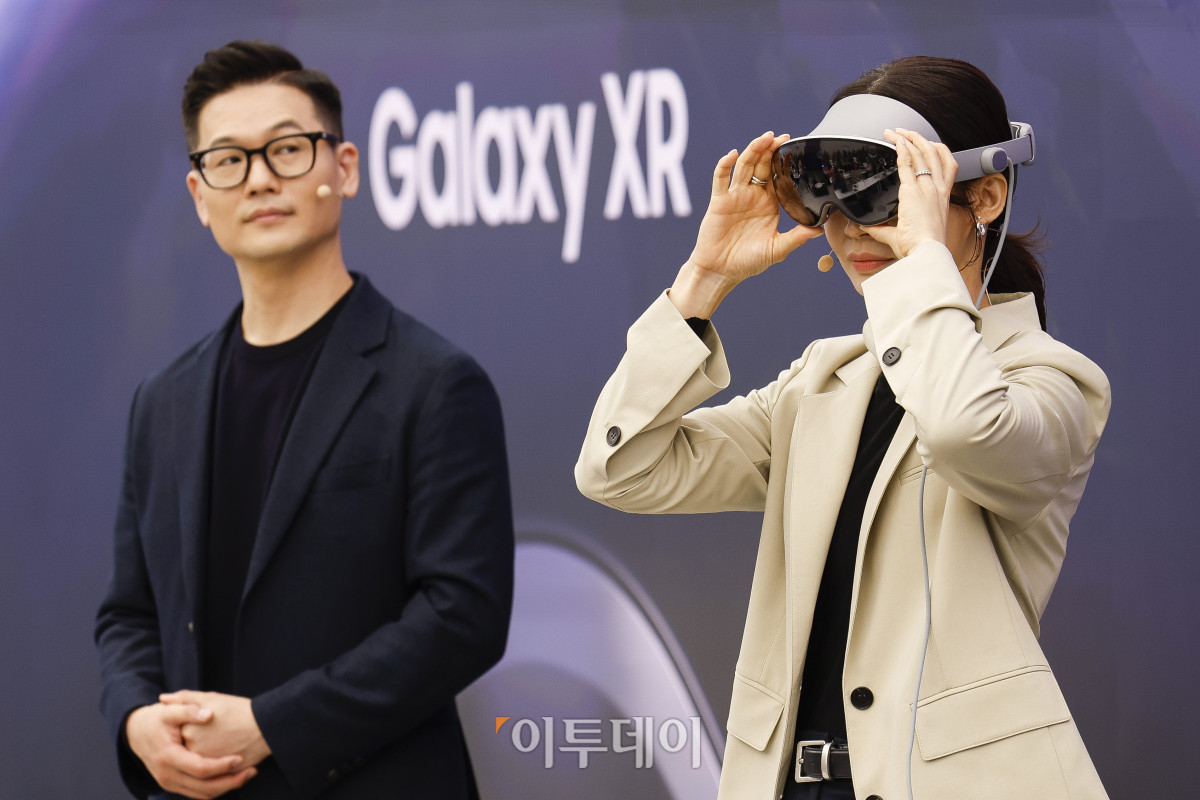 ▲22일 서울 서초구 삼성강남에서 열린 갤럭시 XR 미디어 브리핑에서 삼성전자 이승민 MX사업부 XR UX그룹장 상무와 박유진 MX사업부 이머시브 PP그룹 프로가 갤럭시 XR을 시연하고 있다. 갤럭시 XR은 삼성전자와 구글, 퀄컴이 공동 개발한 안드로이드 XR 플랫폼을 최초로 탑재한 제품으로 물리적 제한없이 확장된 3차원의 공간에서 음성, 시선, 제스처 등으로 콘텐츠와 자연스럽게 직관적인 상호작용을 할 수 있다. 조현호 기자 hyunho@