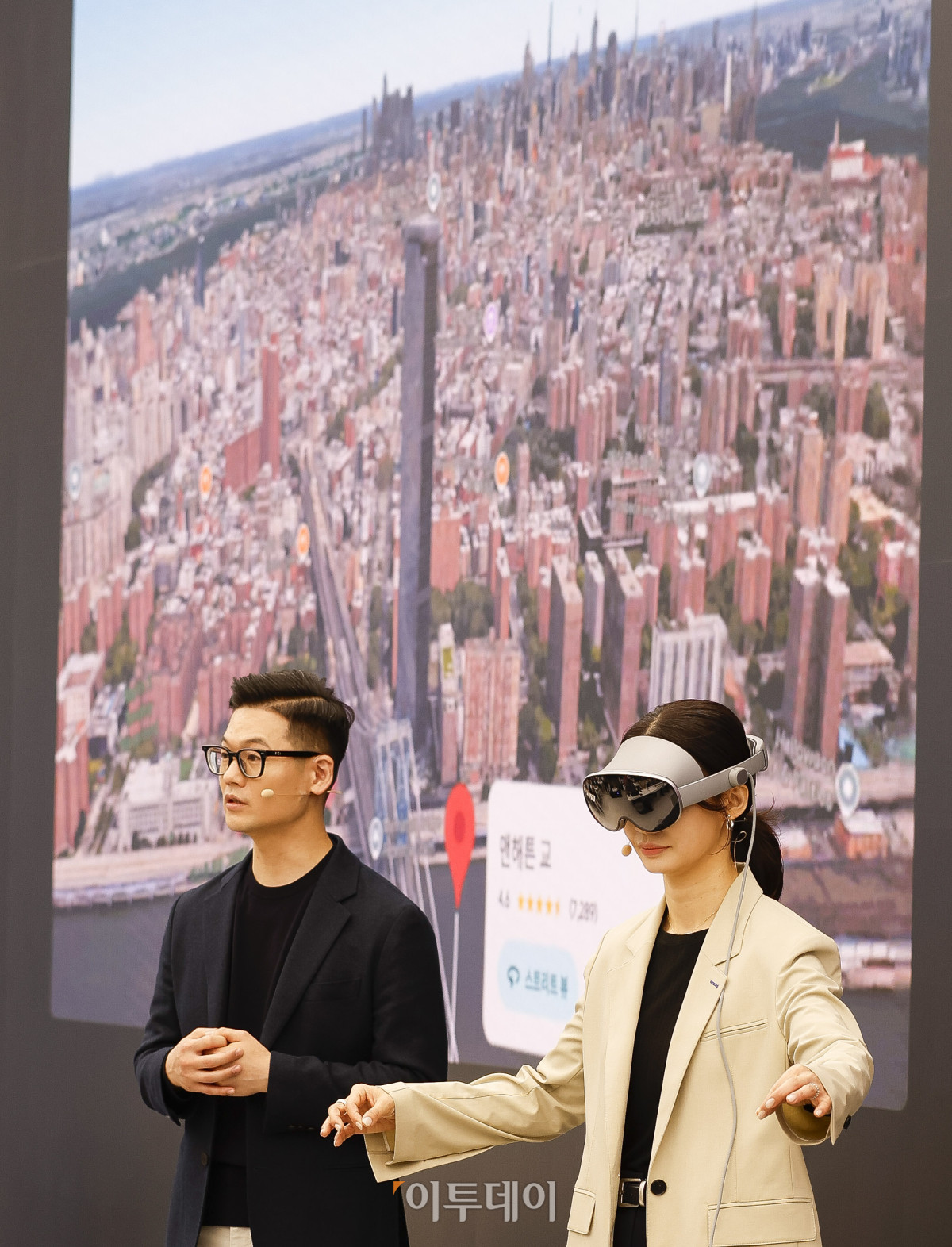 ▲22일 서울 서초구 삼성강남에서 열린 갤럭시 XR 미디어 브리핑에서 삼성전자 이승민 MX사업부 XR UX그룹장 상무와 박유진 MX사업부 이머시브 PP그룹 프로가 갤럭시 XR을 시연하고 있다. 갤럭시 XR은 삼성전자와 구글, 퀄컴이 공동 개발한 안드로이드 XR 플랫폼을 최초로 탑재한 제품으로 물리적 제한없이 확장된 3차원의 공간에서 음성, 시선, 제스처 등으로 콘텐츠와 자연스럽게 직관적인 상호작용을 할 수 있다. 조현호 기자 hyunho@