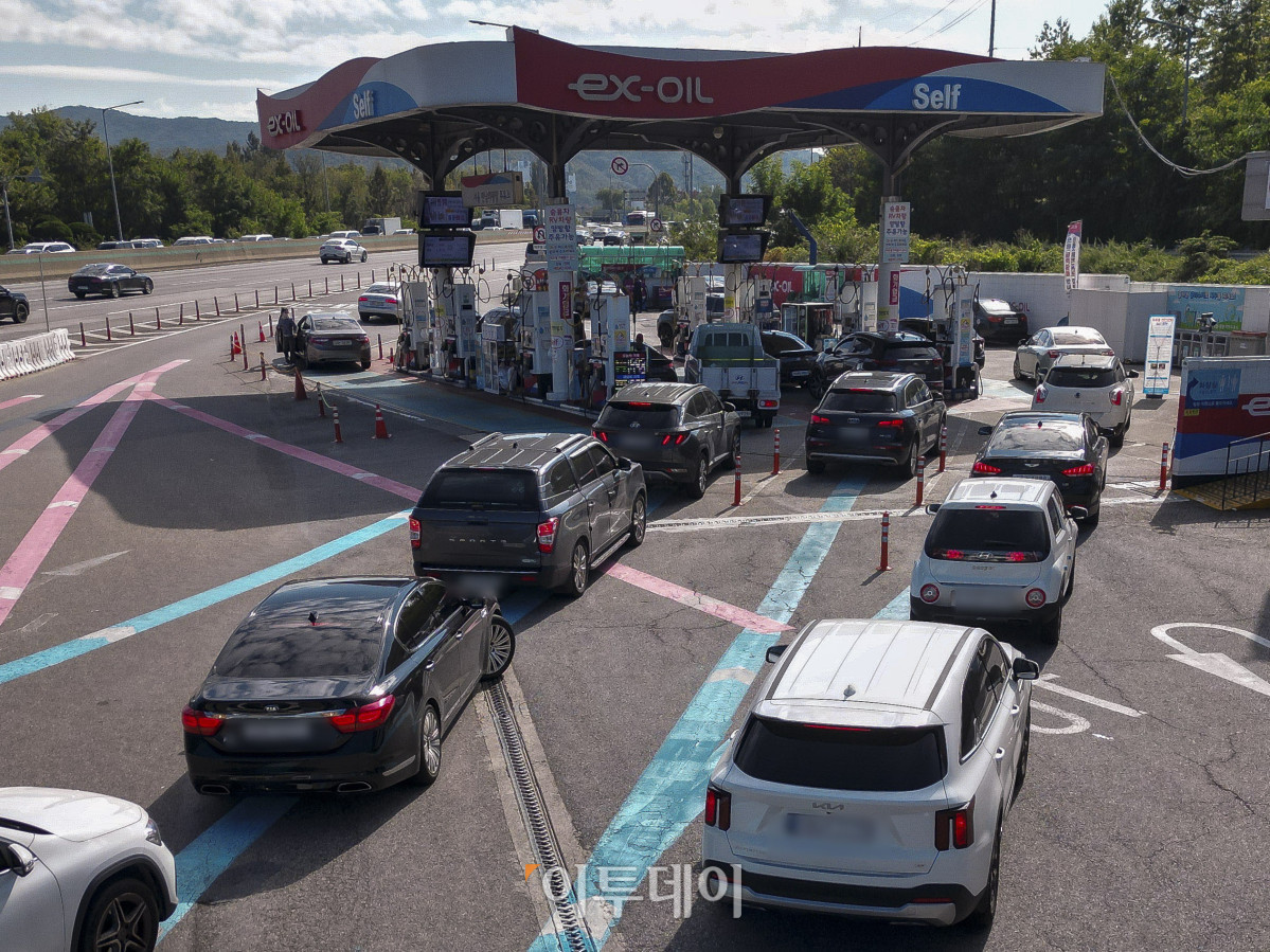▲정부가 이달 말 종료 예정이던 유류세 인하 조치를 두 달 더 연장하기로 한 22일 서울 만남의광장 주유소에서 차량들이 기름을 넣기 위해 줄을 서서 대기하고 있다. 다만 인하율은 소폭 축소돼 휘발유는 기존 10%에서 7%로, 경유 및 액화석유가스(LPG)부탄 인하율은 15%에서 10%로 각각 하향 조정된다. 이에 따라 리터당 유류세는 휘발유가 738원에서 25원 오른 763원, 경유는 494원에서 29원 오른 523원 각각 높아진다. 리터당 LPG부탄 유류세는 다음달부터 183원으로 10원 오른다. 조현호 기자 hyunho@