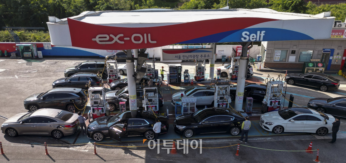 ▲정부가 이달 말 종료 예정이던 유류세 인하 조치를 두 달 더 연장하기로 한 22일 서울 만남의광장 주유소에서 차량들이 기름을 넣기 위해 줄을 서서 대기하고 있다. 다만 인하율은 소폭 축소돼 휘발유는 기존 10%에서 7%로, 경유 및 액화석유가스(LPG)부탄 인하율은 15%에서 10%로 각각 하향 조정된다. 이에 따라 리터당 유류세는 휘발유가 738원에서 25원 오른 763원, 경유는 494원에서 29원 오른 523원 각각 높아진다. 리터당 LPG부탄 유류세는 다음달부터 183원으로 10원 오른다. 조현호 기자 hyunho@