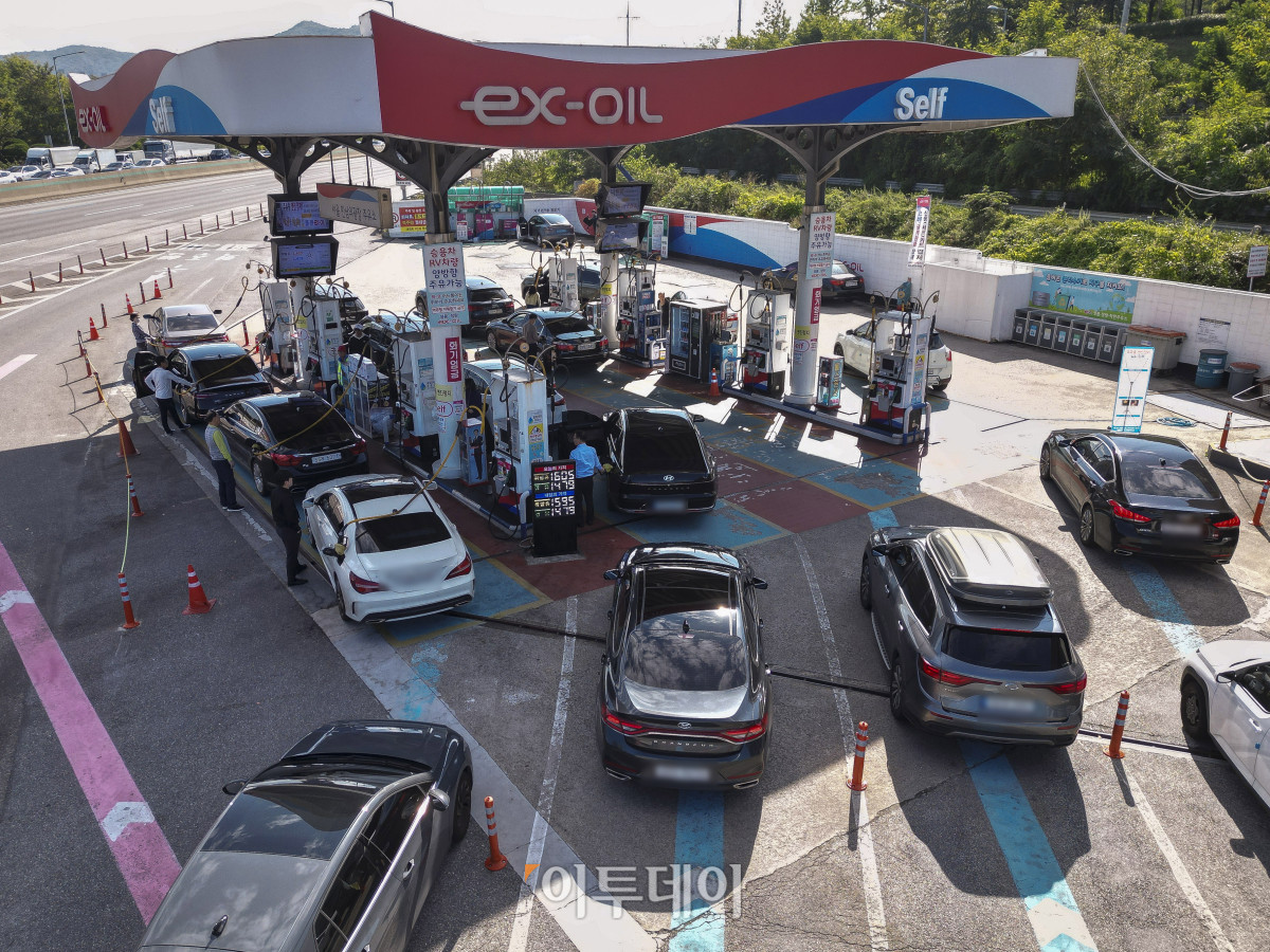 ▲정부가 이달 말 종료 예정이던 유류세 인하 조치를 두 달 더 연장하기로 한 22일 서울 만남의광장 주유소에서 차량들이 기름을 넣기 위해 줄을 서서 대기하고 있다. 다만 인하율은 소폭 축소돼 휘발유는 기존 10%에서 7%로, 경유 및 액화석유가스(LPG)부탄 인하율은 15%에서 10%로 각각 하향 조정된다. 이에 따라 리터당 유류세는 휘발유가 738원에서 25원 오른 763원, 경유는 494원에서 29원 오른 523원 각각 높아진다. 리터당 LPG부탄 유류세는 다음달부터 183원으로 10원 오른다. 조현호 기자 hyunho@