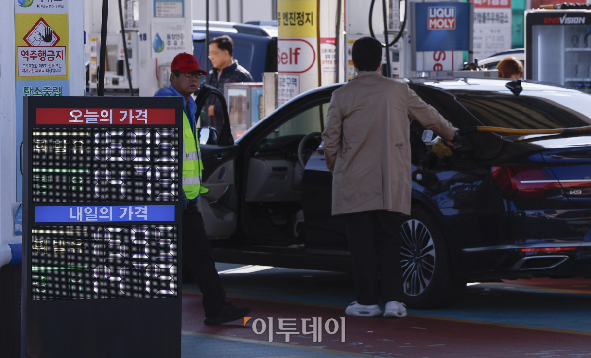 ▲정부가 이달 말 종료 예정이던 유류세 인하 조치를 두 달 더 연장하기로 한 22일 서울 만남의광장 주유소에 유가정보가 게시돼 있다. 다만 인하율은 소폭 축소돼 휘발유는 기존 10%에서 7%로, 경유 및 액화석유가스(LPG)부탄 인하율은 15%에서 10%로 각각 하향 조정된다. 이에 따라 리터당 유류세는 휘발유가 738원에서 25원 오른 763원, 경유는 494원에서 29원 오른 523원 각각 높아진다. 리터당 LPG부탄 유류세는 다음달부터 183원으로 10원 오른다. 조현호 기자 hyunho@