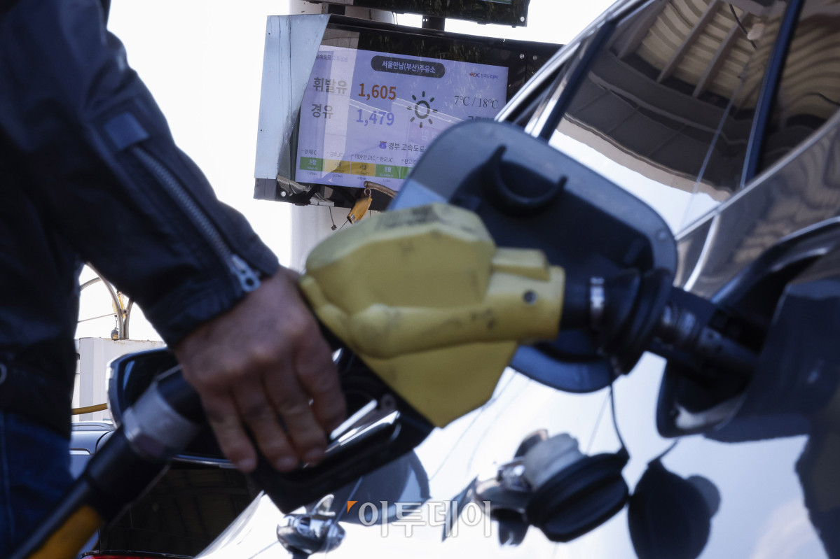▲정부가 이달 말 종료 예정이던 유류세 인하 조치를 두 달 더 연장하기로 한 22일 서울 만남의광장 주유소에 유가정보가 게시돼 있다. 다만 인하율은 소폭 축소돼 휘발유는 기존 10%에서 7%로, 경유 및 액화석유가스(LPG)부탄 인하율은 15%에서 10%로 각각 하향 조정된다. 이에 따라 리터당 유류세는 휘발유가 738원에서 25원 오른 763원, 경유는 494원에서 29원 오른 523원 각각 높아진다. 리터당 LPG부탄 유류세는 다음달부터 183원으로 10원 오른다. 조현호 기자 hyunho@