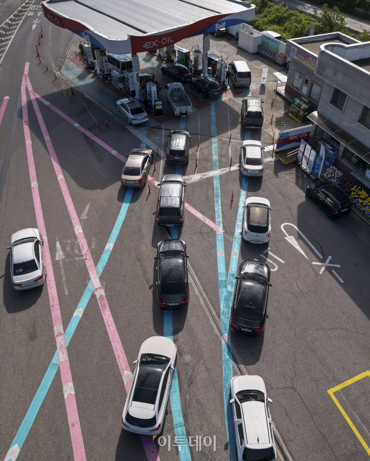 ▲정부가 이달 말 종료 예정이던 유류세 인하 조치를 두 달 더 연장하기로 한 22일 서울 만남의광장 주유소에서 차량들이 기름을 넣기 위해 줄을 서서 대기하고 있다. 다만 인하율은 소폭 축소돼 휘발유는 기존 10%에서 7%로, 경유 및 액화석유가스(LPG)부탄 인하율은 15%에서 10%로 각각 하향 조정된다. 이에 따라 리터당 유류세는 휘발유가 738원에서 25원 오른 763원, 경유는 494원에서 29원 오른 523원 각각 높아진다. 리터당 LPG부탄 유류세는 다음달부터 183원으로 10원 오른다. 조현호 기자 hyunho@