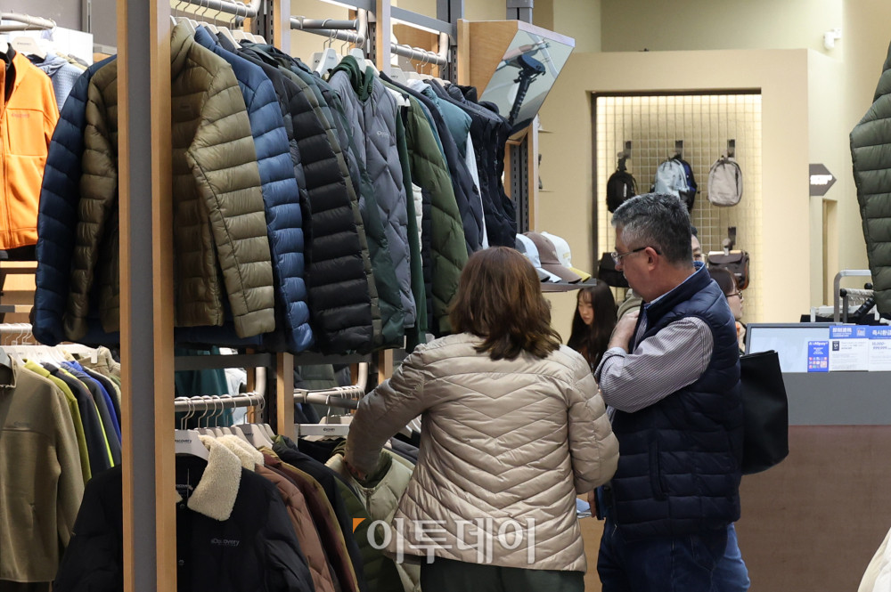 ▲아침 최저 기온이 한자릿수로 떨어지며 초겨울 추위가 찾아온 22일 서울 명동 상점에 방한용품들이 걸려있다. (고이란 기자 photoeran@ )