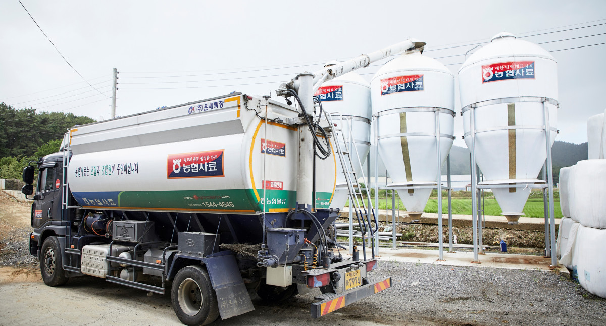 ▲농협이 기후위기와 생산비 상승, 농업소득 정체 등으로 어려움을 겪는 농업인을 위해 경영지원 사업을 대폭 확대하고 있다. 사진은 축산 농가를 위한 사료 운반 차량 모습. (사진제공=농협중앙회)