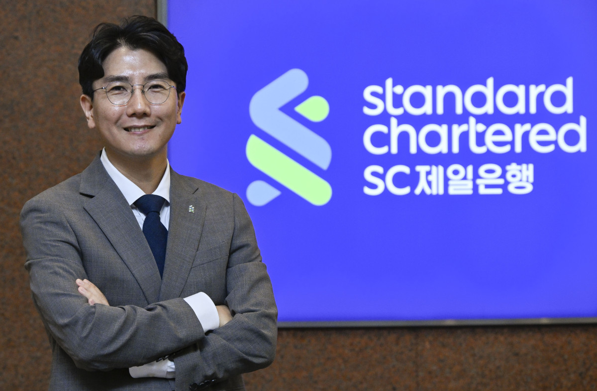 ▲홍동희 SC제일은행 투자전략상품부장이 서울 종로구 SC제일은행에서 이투데이와 인터뷰에 앞서 포즈를 취하고 있다. 조현호 기자 hyunho@