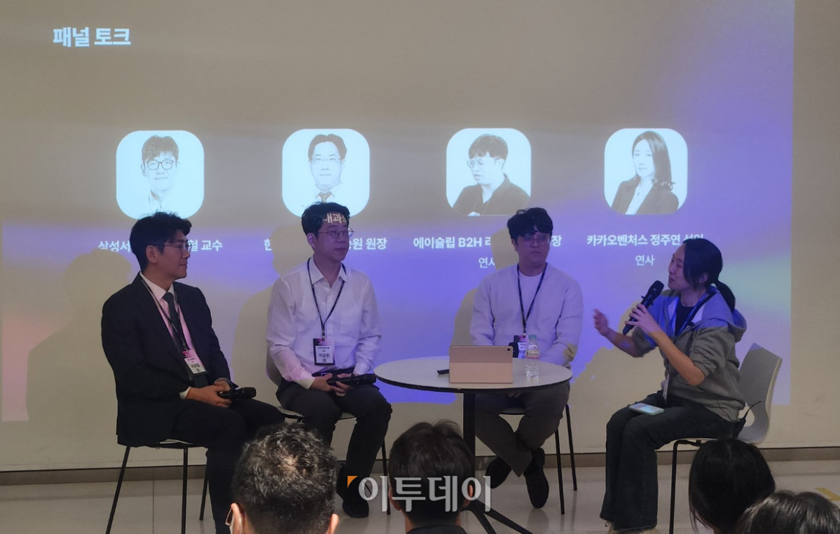 ▲왼쪽부터 차원철 삼성서울병원 응급의학과 교수, 이승원 한양내과의원장, 허성진 에이슬립 B2H 리드, 정주연 카카오벤처스 선임심사역이 22일 서울 강남구 코엑스에서 열린 ‘KV 인사이트풀데이 2025’에서 패널 토론을 진행했다.  (이상민 기자 imfactor@)