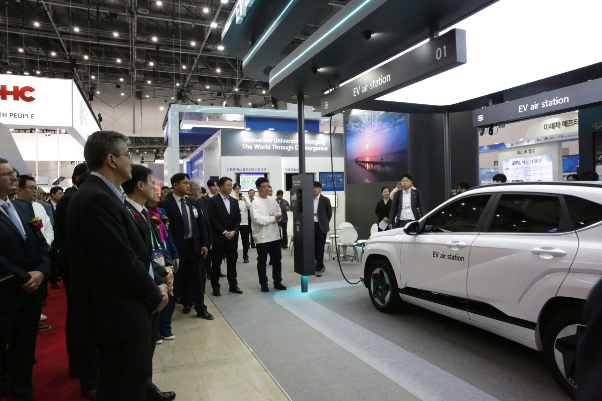 ▲ ㈜한화 건설부문이 ‘2025 대한민국 미래모빌리티엑스포(DIFA)’에 참가해 천장형 전기차 충전 시스템 ‘EV air station’을 선보이고 있다. (사진제공=한화 건설부문)
