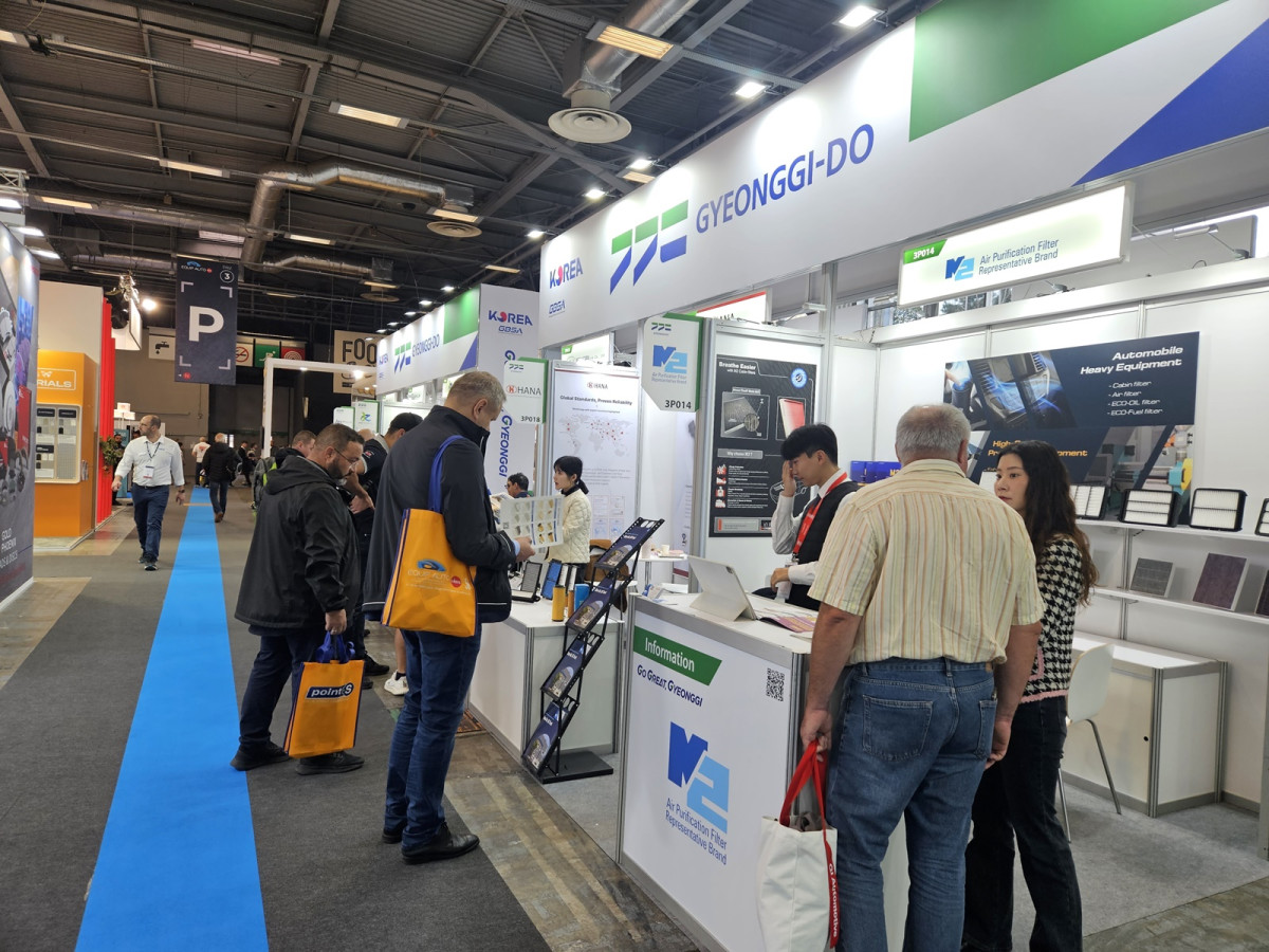 ▲경기도와 경과원이 프랑스 파리에서 열린 ‘에킵 오또 2025’에 참가해 도내 중소기업들과 함께 글로벌 바이어 상담을 진행하고 있다. (경기도)