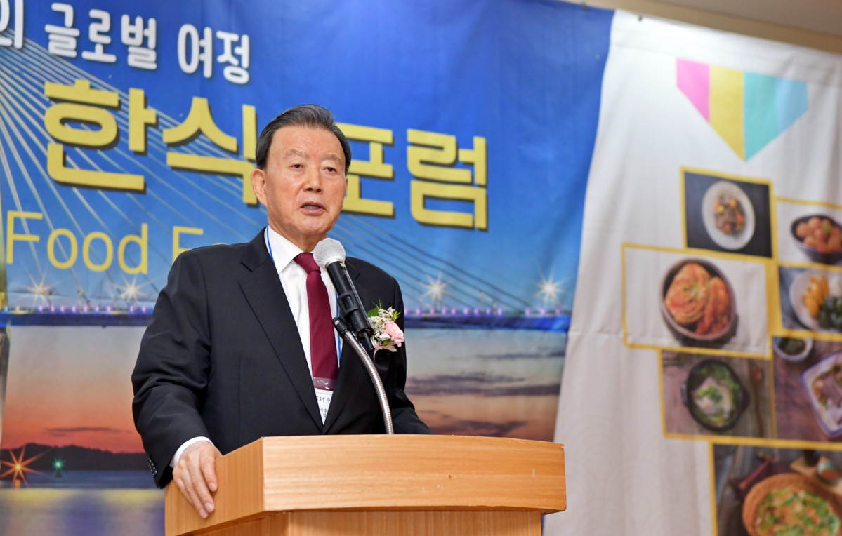 ▲홍문표 한국농수산식품유통공사(aT) 사장이 22일 목포에서 열린 ‘2025 글로벌한식포럼’에 참석해 축사를 하고 있다. (사진제공=한국농수산식품유통공사)