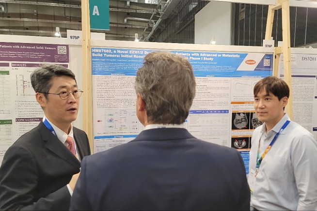 ▲김범석(왼쪽) 서울대병원 혈액종양내과 김범석 교수와 이동준(오른쪽) 한미약품 ONCO임상팀 선임연구원이 19일(현지시각) 독일 베를린에서 열린 유럽종양학회(ESMO Congress 2025)에서 차세대 표적항암 혁신신약으로 개발 중인 HM97662의 임상 1상 연구 내용을 토대로 참석자에게 설명하고 있다. (사진제공=한미약품)