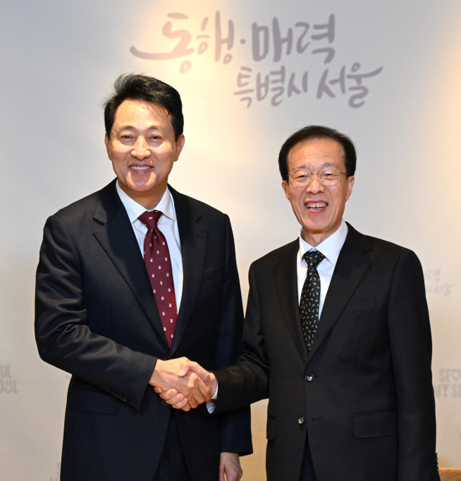 ▲오세훈 서울시장이 22일 이석연 국민통합위원회 신임 위원장을 만나 기념촬영하고 있다. (사진제공=서울시)