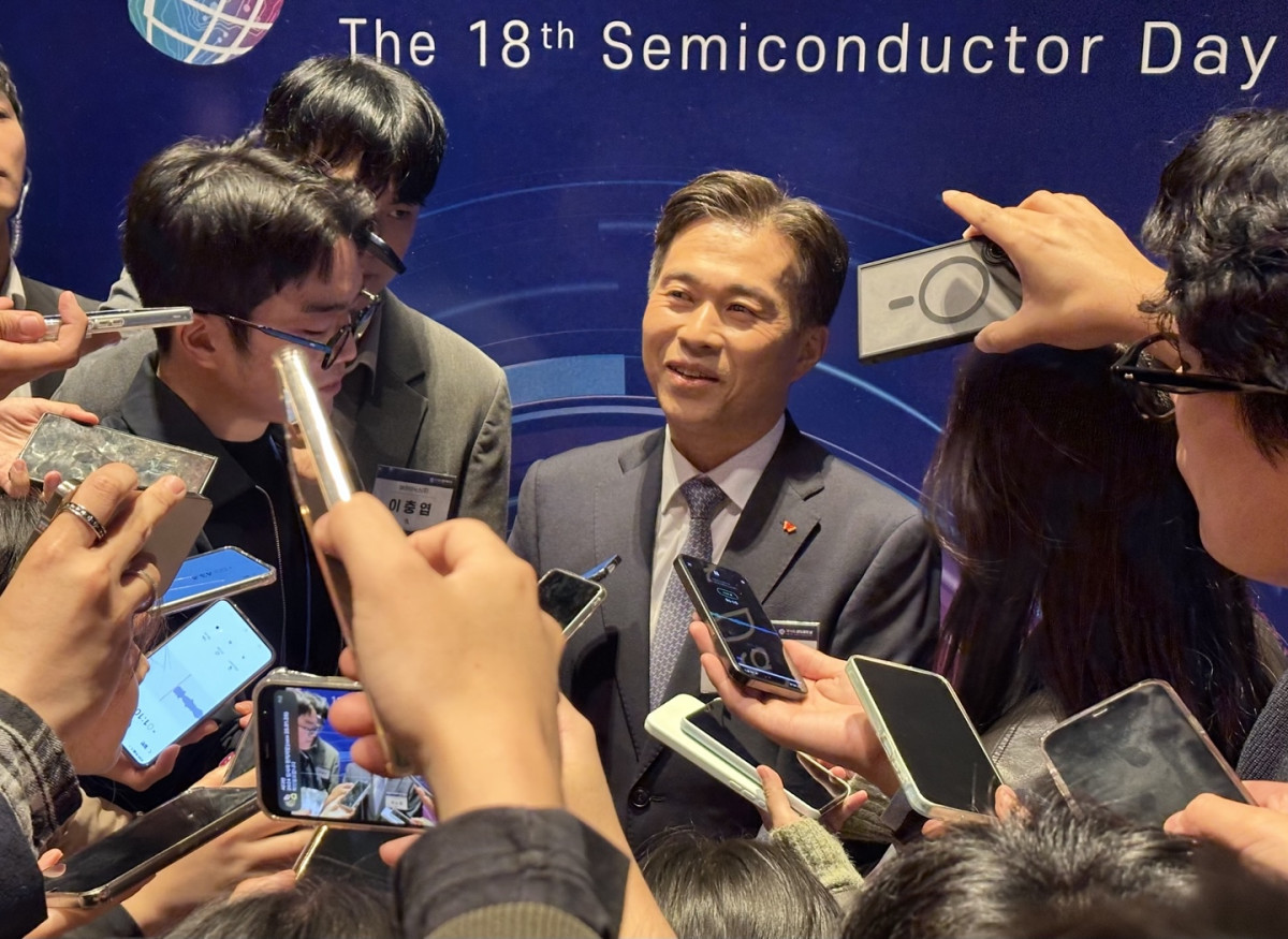 ▲곽노정 SK하이닉스 사장이 22일 서울 그랜드인터컨티넨탈 서울 파르나스에서 열린 ‘제18회 반도체의 날’ 기념식 참석에 앞서 취재진의 질문에 답하고 있다. (이수진 기자)