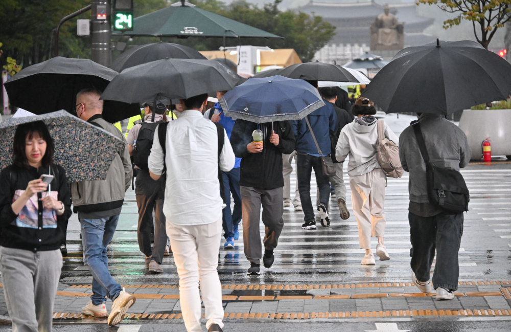 ▲전국 대부분 지역에 비가 내리는 10일 서울 종로구 광화문역 일대에서 우산을 쓴 직장인들이 비를 피해 출근길 발걸음을 재촉하고 있다. 조현호 기자 hyunho@ (이투데이DB)