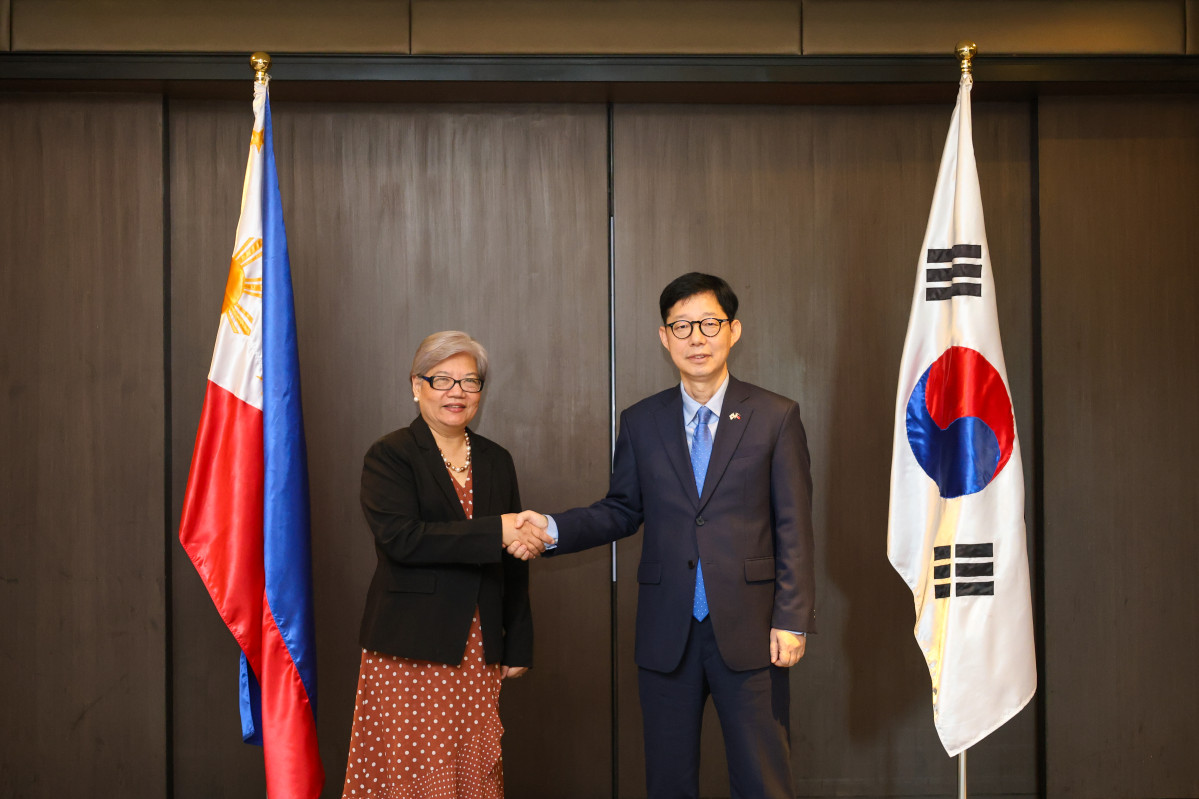 ▲박윤주 제1차관(오른쪽)이 22일 필리핀 마닐라에서 헬렌 델라베가 외무부 정책차관과 만나 제9차 한-필리핀 정책협의회를 개최했다. (연합뉴스)