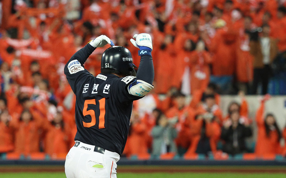 ▲22일 대구 삼성라이온즈파크에서 열린 2025 프로야구 KBO리그 포스트시즌 플레이오프 4차전 한화 이글스와 삼성 라이온즈의 경기. 5회초 2사 주자 2,3루 상황에서 한화 문현빈이 3점 홈런을 치고 그라운드를 돌며 세리머니하고 있다. (연합뉴스)