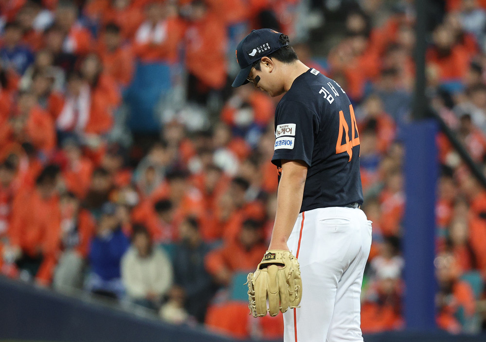 ▲22일 대구 삼성라이온즈파크에서 열린 2025 프로야구 KBO리그 포스트시즌 플레이오프 4차전 한화 이글스와 삼성 라이온즈의 경기. 6회말 한화 김서현이 동점을 허용한 뒤 고개를 숙이고 있다. (연합뉴스)