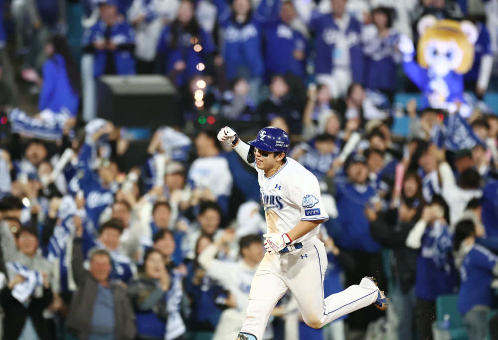 ▲22일 대구삼성라이온즈파크에서 열린 2025 KBO 포스트시즌 플레이오프 한화 이글스 대 삼성 라이온즈 4차전. 7회 말 1사 1,2루 때 삼성 김영웅이 3점 홈런을 친 후 그라운드를 달리고 있다. (연합뉴스)