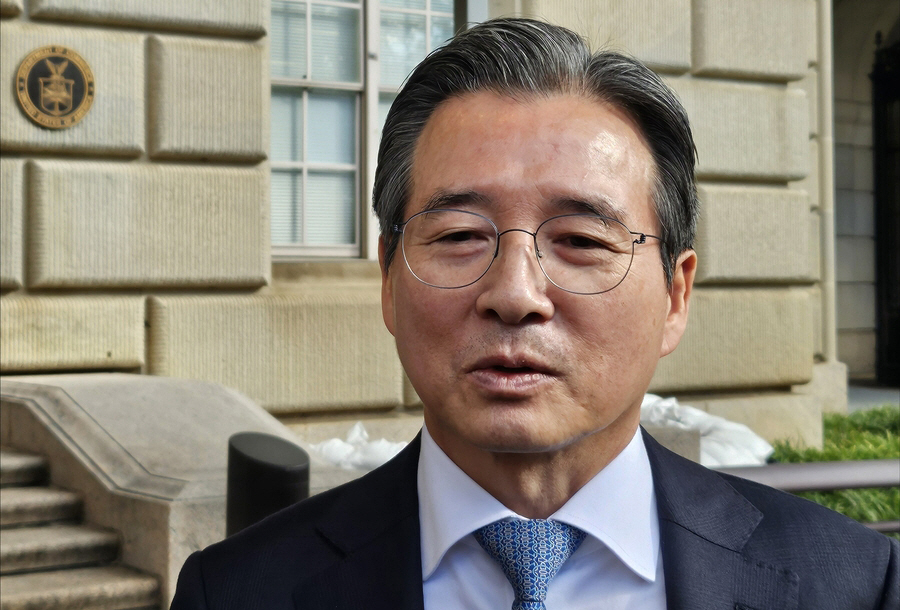 ▲김용범 대통령실 정책실장이 22일(현지시간) 김정관 산업통상부 장관과 함께 미국 워싱턴D.C.에 있는 미 상무부 청사에서 하워드 러트닉 상무장관과 만난 뒤 취재진의 질문에 답하고 있다. 워싱턴D.C./연합뉴스