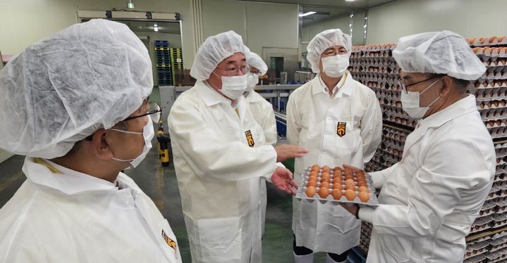 ▲] 전북도와 농림축산식품부, 행정안전부는 합동으로 김제시 금구면 두원농업회사법인(식용란선별포장업소)과 황산면 거점소독시설을 잇달아 방문해 고병원성 조류인플루엔자(AI) 차단방역 현장을 점검했다. (사진제공=전북도)