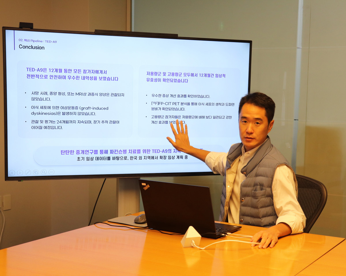 ▲강세일 에스바이오메딕스 대표가 파킨슨병 줄기세포 치료제 TED-A9 임상 계획에 대해 설명하고 있다. (사진제공=에스바이오메딕스)