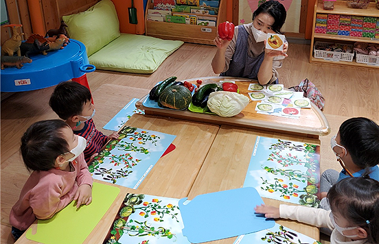 ▲동작구의 한 민간어린이집에서 영유아대상 식생활교육을 하고 있다. (사진제공=동작구청)