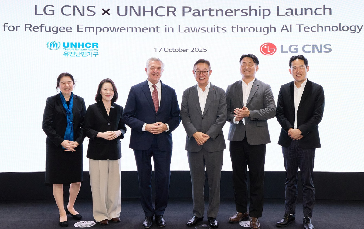 ▲LG CNS CEO 현신균 사장(오른쪽 세번째)과 유엔난민기구 최고대표 필리포 그란디(왼쪽 세번째)가 파트너십 체결식에서 기념 사진을 찍고 있다. (사진제공=LG CNS)