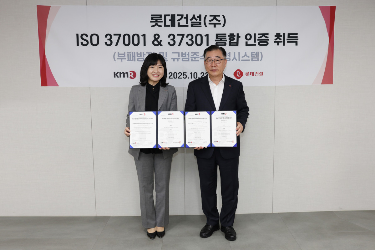 ▲롯데건설 박현철 부회장(오른쪽)과 한국경영인증원 황은주 대표이사가 ISO 통합인증 수여식에서 기념촬영을 하고 있다. (사진제공=롯데건설)