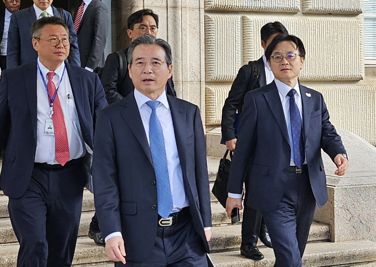 ▲김용범 대통령실 정책실장이 22일(현지시간) 김정관 산업통상부 장관과 함께 미국 워싱턴 DC에 있는 미 상무부 청사에서 하워드 러트닉 상무장관과 만난 뒤 나서고 있다. (워싱턴/연합뉴스)