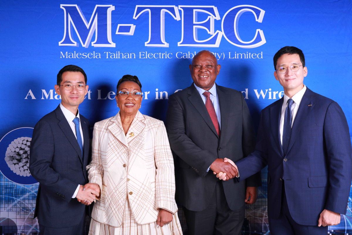 ▲대한전선과 파트너사 CIH의 관계자들이 기념 사진을 촬영하고 있다. (자료제공=대한전선)