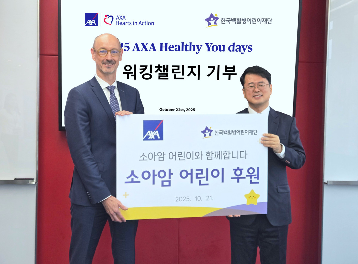 ▲AXA손해보험 한스 브랑켄 대표이사(왼쪽)와 한국백혈병어린이재단 서선원 사무총장(오른쪽)이 이달 21일 임직원 참여형 캠페인 ‘헬시유’를 통한 소아암 어린이 후원 전달식 후 기념 촬영을 하고 있다. (제공 AXA손해보험)