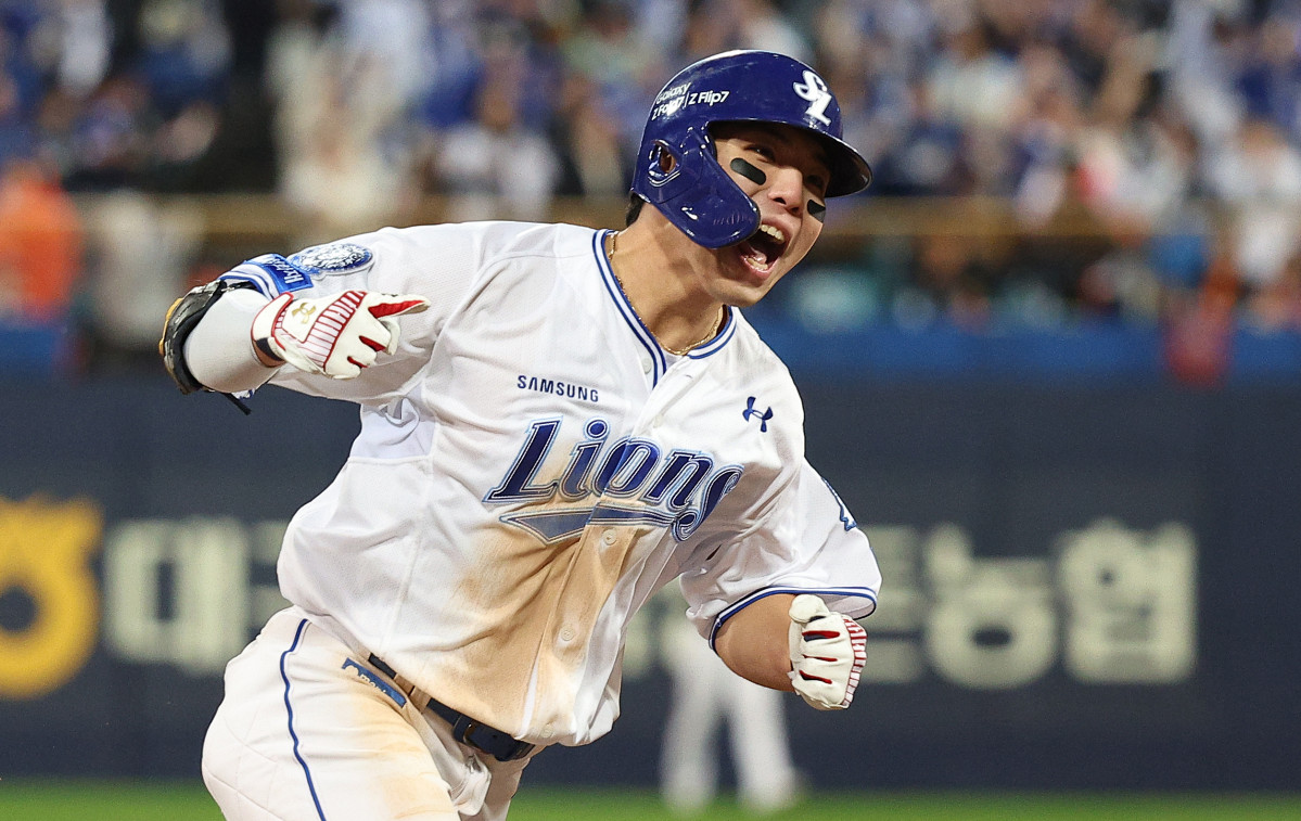 ▲22일 대구 삼성라이온즈파크에서 열린 2025 프로야구 KBO리그 포스트시즌 플레이오프 4차전 한화 이글스와 삼성 라이온즈의 경기. 6회말 1사 주자 1,3루 상황에서 삼성 김영웅이 3점 홈런을 치고 그라운드를 돌며 세리머니하고 있다. (연합뉴스)