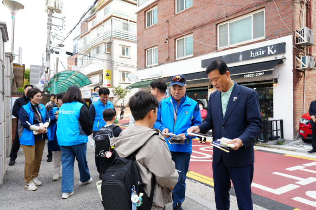 ▲이승로 성북구청장이 숭례초 앞에서 아동학대 방지 유인물을 나눠주고 있다.  (사진제공=성북구)