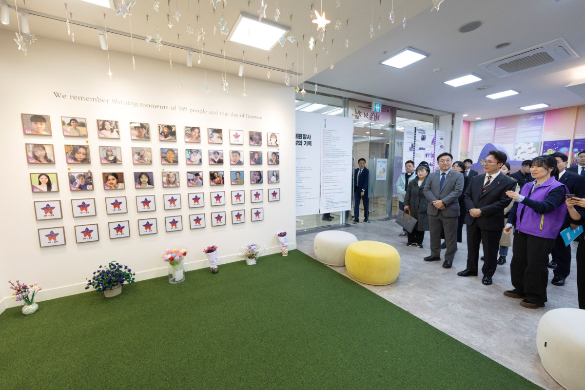 ▲김민석 국무총리가 윤호중 행정안전부 장관과 함께 20일 오후 이태원 참사 3주기를 앞두고 서울 종로구 적선현대빌딩에 있는 ‘별들의 집’을 방문해 송해진 10·29 이태원 참사 유가족협의회 운영위원장(고 이재현 어머니)으로 부터 추모공간에 대한 설명을 듣고 있다. (뉴시스)