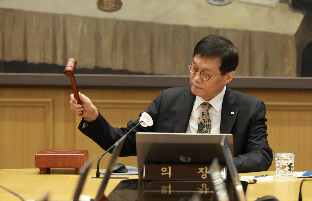 ▲이창용 한국은행 총재가 23일 서울 중구 한국은행 본관에서 열린 금융통화위원회 본회의에서 의사봉을 두드리고 있다. (한국은행)
