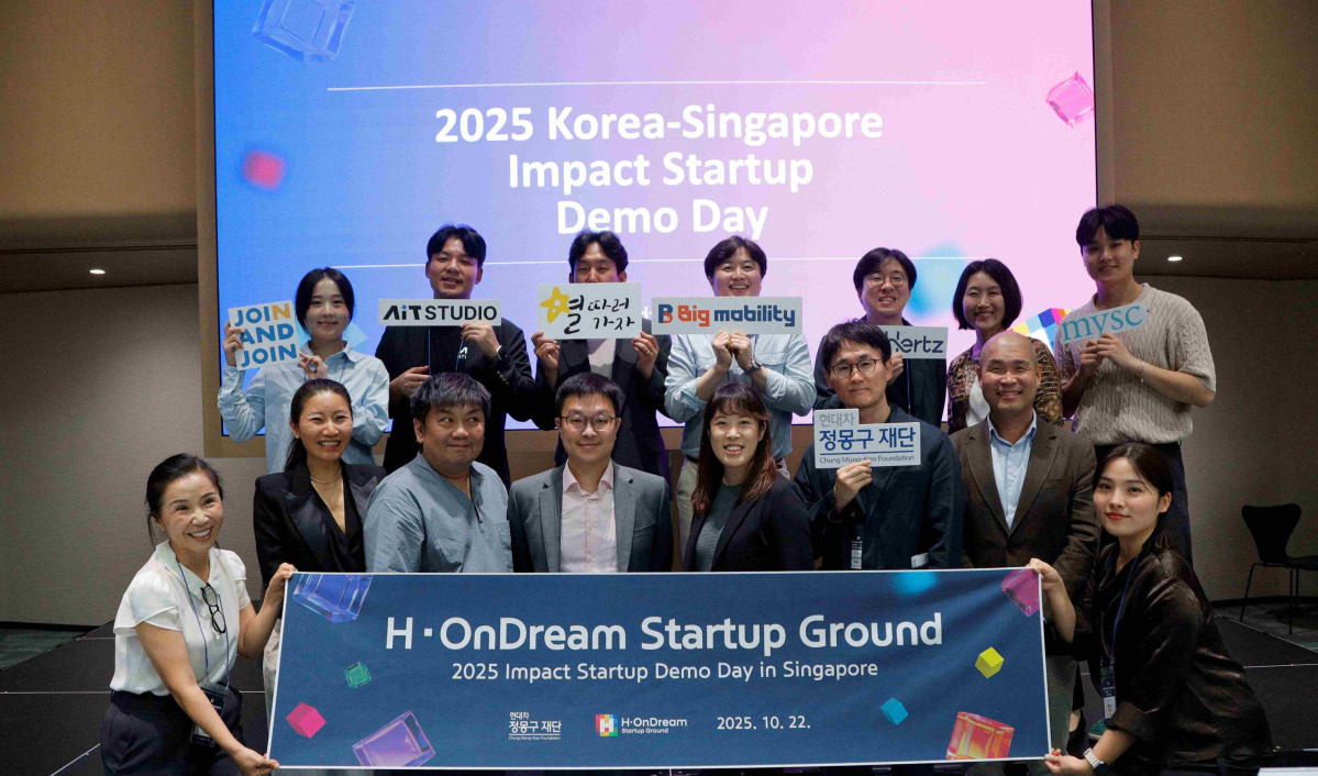 ▲22일(현지시간) 싱가포르 랜드 타워에서 열린 ‘임팩트 스타트업 싱가포르 데모데이’ 참석자들이 기념사진을 촬영하고 있다. (사진-현대차정몽구재단)
