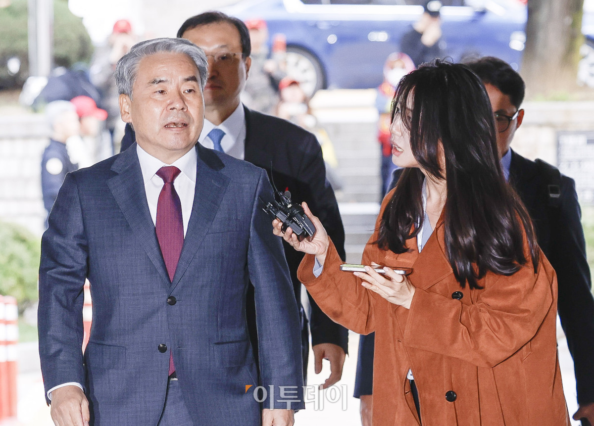 ▲채상병 순직 및 수사 외압·은폐 의혹의 핵심 피의자인 이종섭 전 국방부 장관이 23일 서울 서초구 서울중앙지법에서 열린 구속 전 피의자 심문(영장실질심사)에 출석하고 있다. 조현호 기자 hyunho@