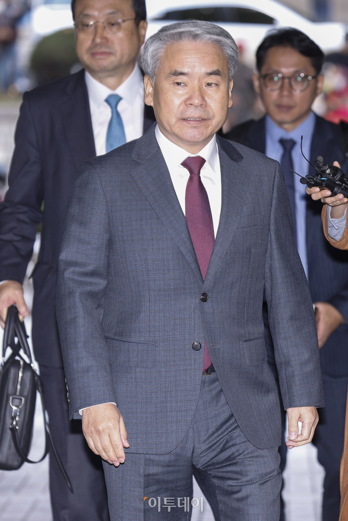 ▲채상병 순직 및 수사 외압·은폐 의혹의 핵심 피의자인 이종섭 전 국방부 장관이 23일 서울 서초구 서울중앙지법에서 열린 구속 전 피의자 심문(영장실질심사)에 출석하고 있다. 조현호 기자 hyunho@