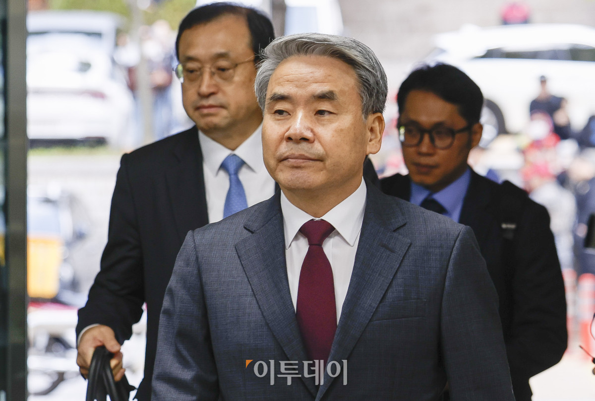 ▲채상병 순직 및 수사 외압·은폐 의혹의 핵심 피의자인 이종섭 전 국방부 장관이 23일 서울 서초구 서울중앙지법에서 열린 구속 전 피의자 심문(영장실질심사)에 출석하고 있다. 조현호 기자 hyunho@