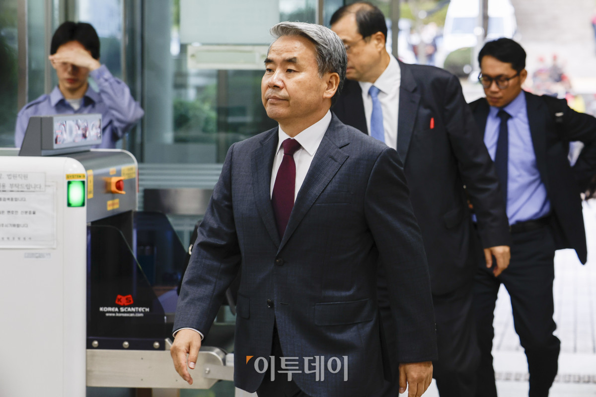 ▲채상병 순직 및 수사 외압·은폐 의혹의 핵심 피의자인 이종섭 전 국방부 장관이 23일 서울 서초구 서울중앙지법에서 열린 구속 전 피의자 심문(영장실질심사)에 출석하고 있다. 조현호 기자 hyunho@