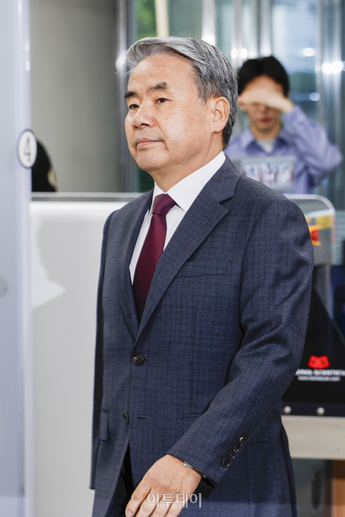 ▲채상병 순직 및 수사 외압·은폐 의혹의 핵심 피의자인 이종섭 전 국방부 장관이 23일 서울 서초구 서울중앙지법에서 열린 구속 전 피의자 심문(영장실질심사)에 출석하고 있다. 조현호 기자 hyunho@