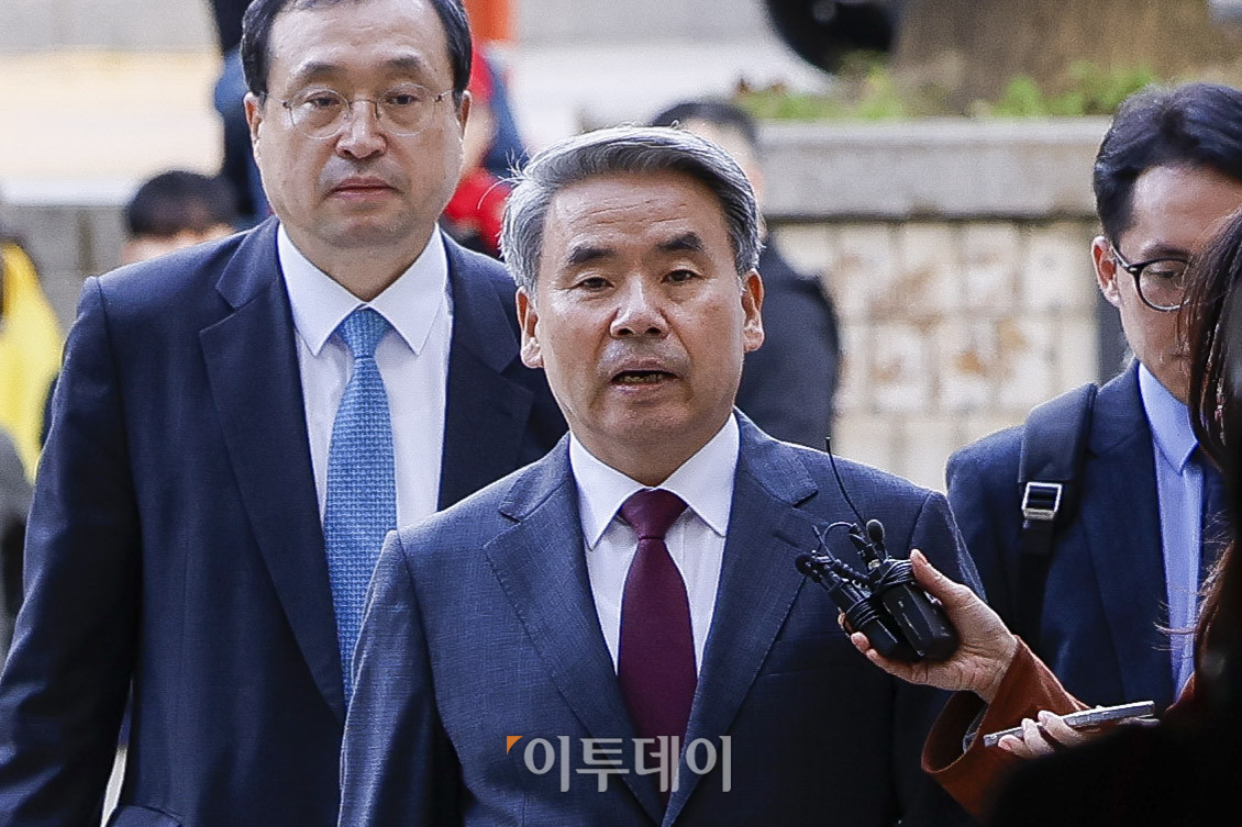 ▲채상병 순직 및 수사 외압·은폐 의혹의 핵심 피의자인 이종섭 전 국방부 장관이 23일 서울 서초구 서울중앙지법에서 열린 구속 전 피의자 심문(영장실질심사)에 출석하고 있다. 조현호 기자 hyunho@