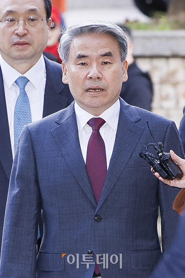 ▲채상병 순직 및 수사 외압·은폐 의혹의 핵심 피의자인 이종섭 전 국방부 장관이 23일 서울 서초구 서울중앙지법에서 열린 구속 전 피의자 심문(영장실질심사)에 출석하고 있다. 조현호 기자 hyunho@